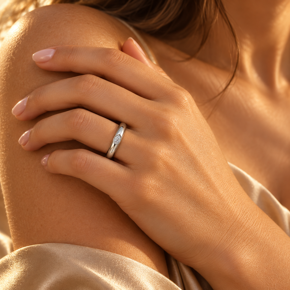 Lune Oval Bezel Band